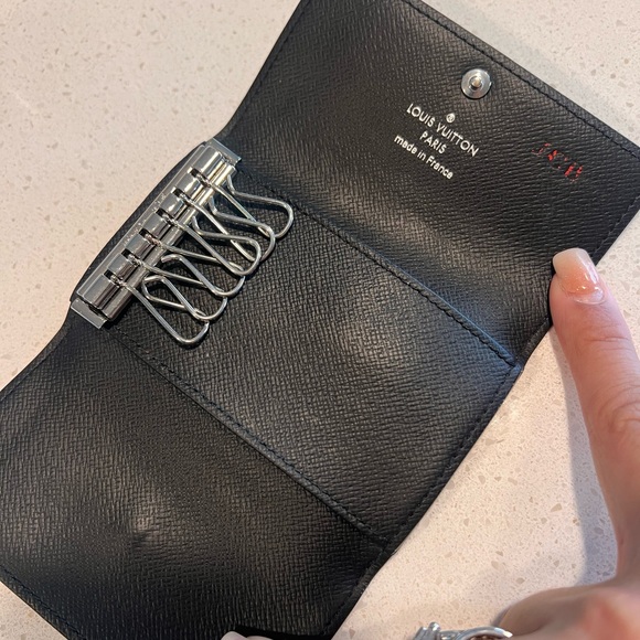 Louis Vuitton 6 Key Holder - Picture 9 of 14
